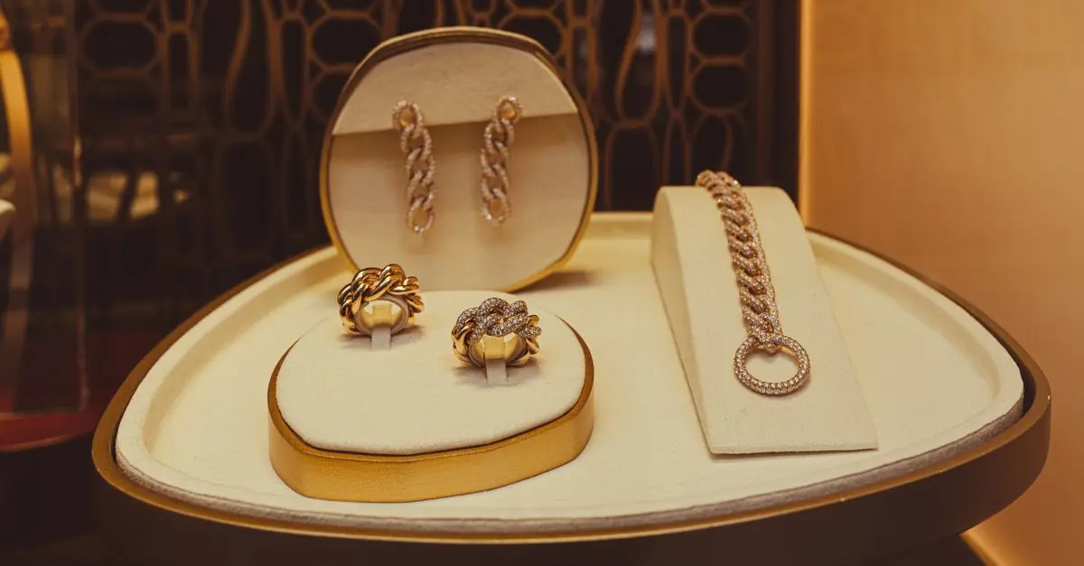 10 accessori imprescindibili per un look elegante e senza tempo