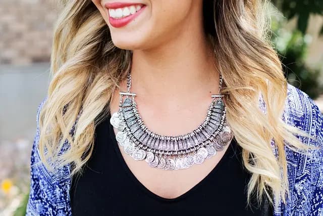 Come scegliere gli accessori per ogni outfit elegante