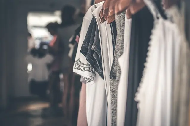 I migliori materiali per un guardaroba elegante e funzionale