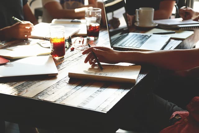 Come scegliere l'abbigliamento ideale per il lavoro