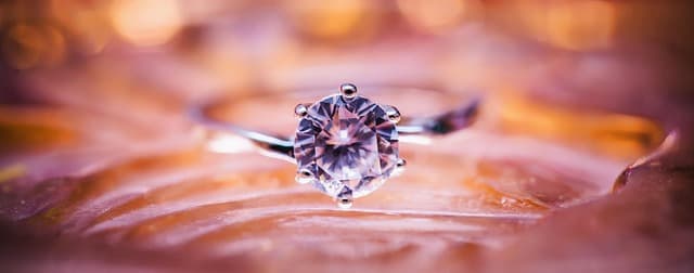 Accessori indispensabili per un look elegante in ogni stagione